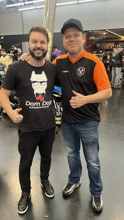 Profissional da DomDog com um participante em um evento