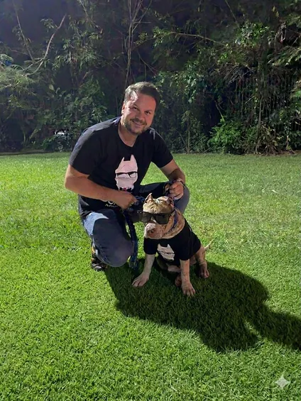 Adestrador da DomDog com um cão no gramado