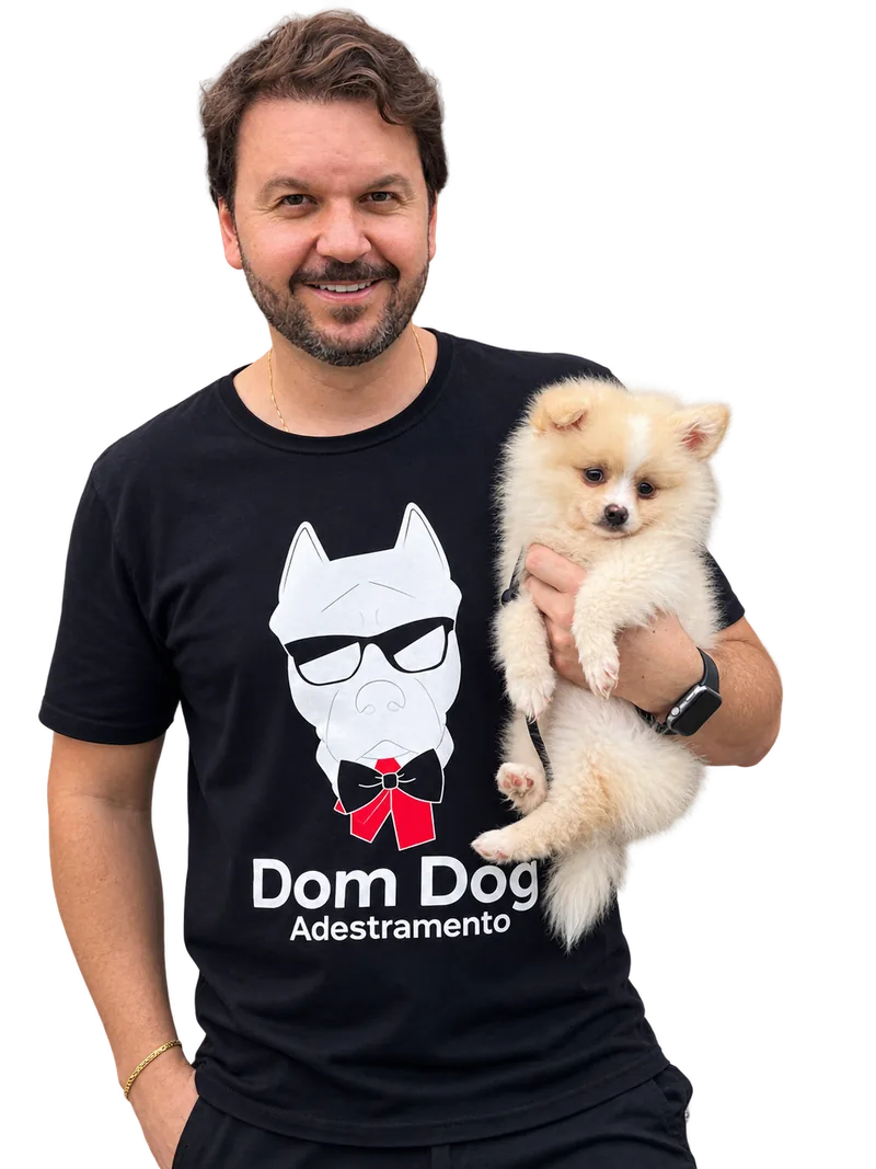 Adestrador da DomDog segurando um cachorro no colo